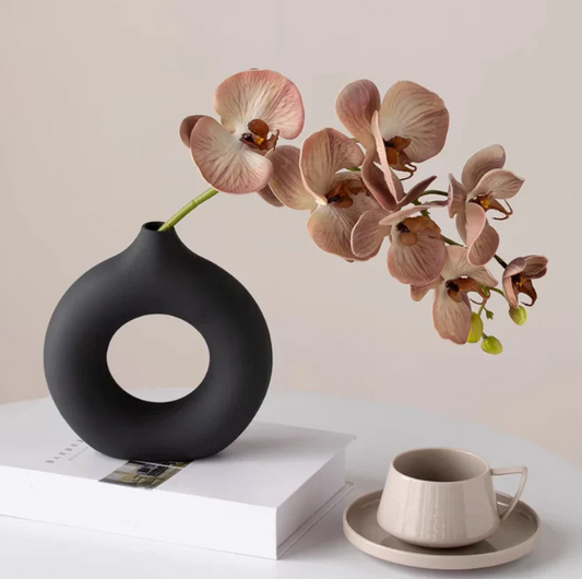Schwarze ovale Blumenvase